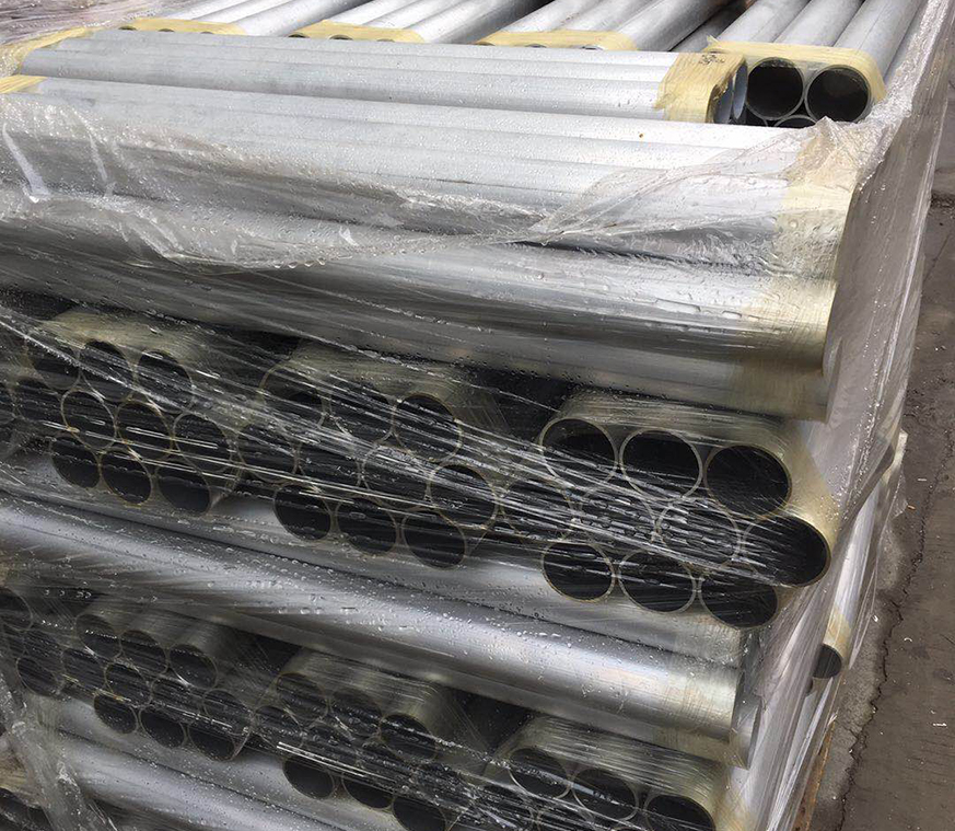 熱處理：無論是哪一種熱處理工藝，都是由加熱、保溫文冷卻三個階段組成的。因而，整個工藝進程都可以用加熱速度、加熱溫度、保溫時刻、冷卻速度和總的連續時刻來描繪。  根本熱處理首要包含：退火、淬火、時效或回火；  1、均勻化退火——用於消除或減少鑄態合金非平衡狀況的熱處理，憑借高溫時合金內部原子的擴散，使鑄錠晶內化學成分分布均勻，組織到達或挨近平衡狀況，蓋傘合金中第二相的形狀和分布，進步合金塑性，改善加工性能和最終使用性能；  2、淬火——將金屬合金從固態下的高溫態以過冷或過飽和方式固定到室溫，或使高溫相在冷卻時轉變成另一種晶體結構的亞穩狀況；首要意圖是為了取得過飽和固溶體，為後續的時效做好組織準備；  3、時效或回火——室溫或保持或加熱使過飽和固溶體分解的熱處理；淬火得到的過飽和固溶體，具有較高的能量狀的亞穩相，在一定溫度或許室溫保持較長時刻，它就會相較低能量的穩定態轉化，即過飽和固溶體發生分解；因此，沒有淬火處理，就無所謂時效或回火。